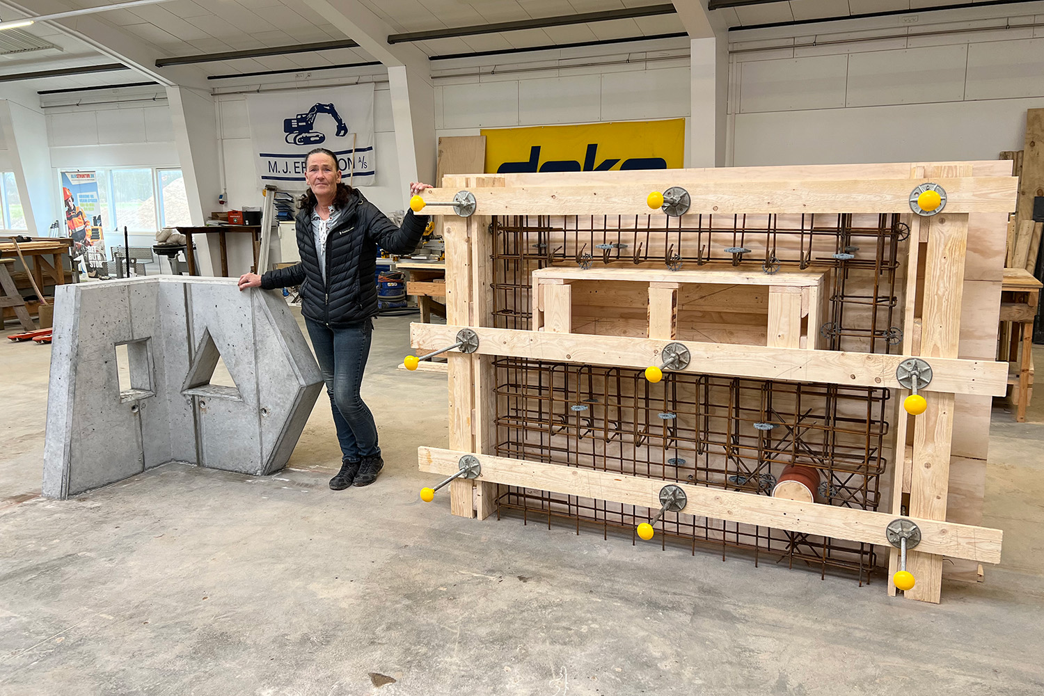 Tina Andersen ved sin svendeprøve - en betonstøbning med udsparinger og en forskallings- og armeringsopgave