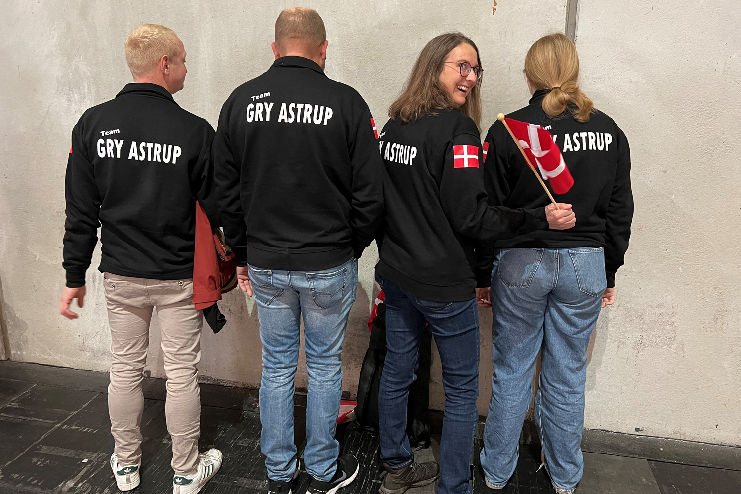 Team Gry Astrup: Grys kæreste, far, mor og søster er selvfølgelig taget med til Salzburg for at heppe på Gry i flotte sweattrøjer.