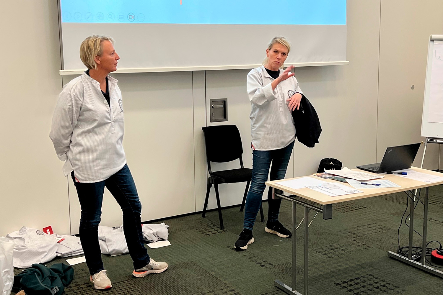 To kvindelige murermestre holder oplæg på konferencen    (Foto: Pia Skjøtt Larsen)