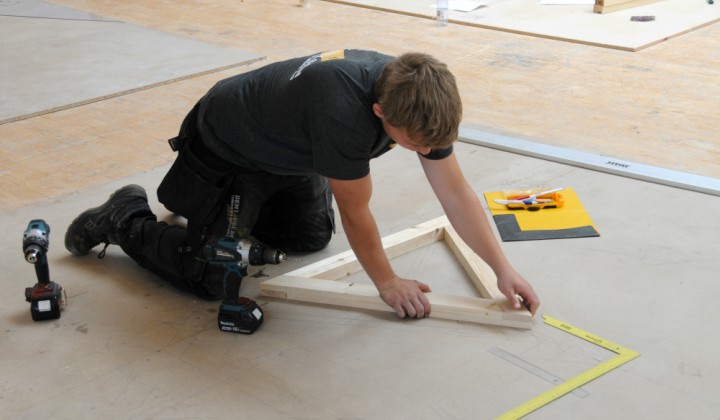 En tømrer i gang med præcisionsarbejde. Foto: Herningsholm Erhvervsskole