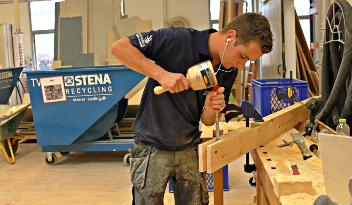 Tømrereleven Cameron Nutt fra Nordirland arbejder koncentreret. Foto: Tech College
