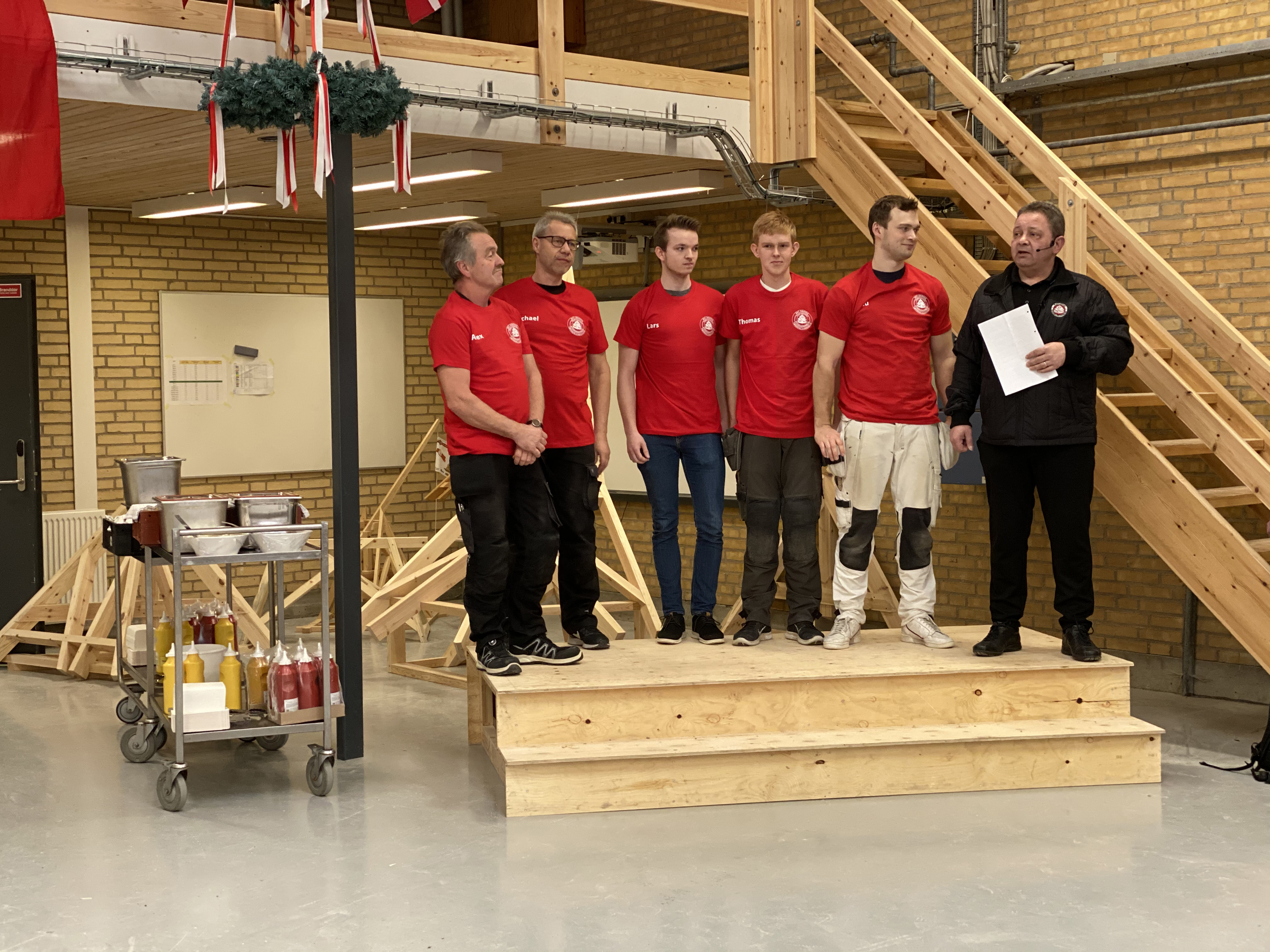 Ole Gregersen formand for Det Faglige Udvalg for Træfagenes Byggeuddannelse (Længst til højre) Fra venstre er det Alex Nygaard, holdleder, Michael Thage, landstræner, og de tre landsholdsdeltagere.