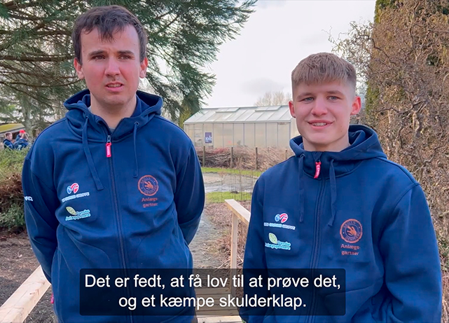 Anlægsgartnerlærlinge Benjamin Bakkestrøm Jepsen og Mathias Egelund Albertsen fra Jordbrugets UddannelsesCenter Århus.
