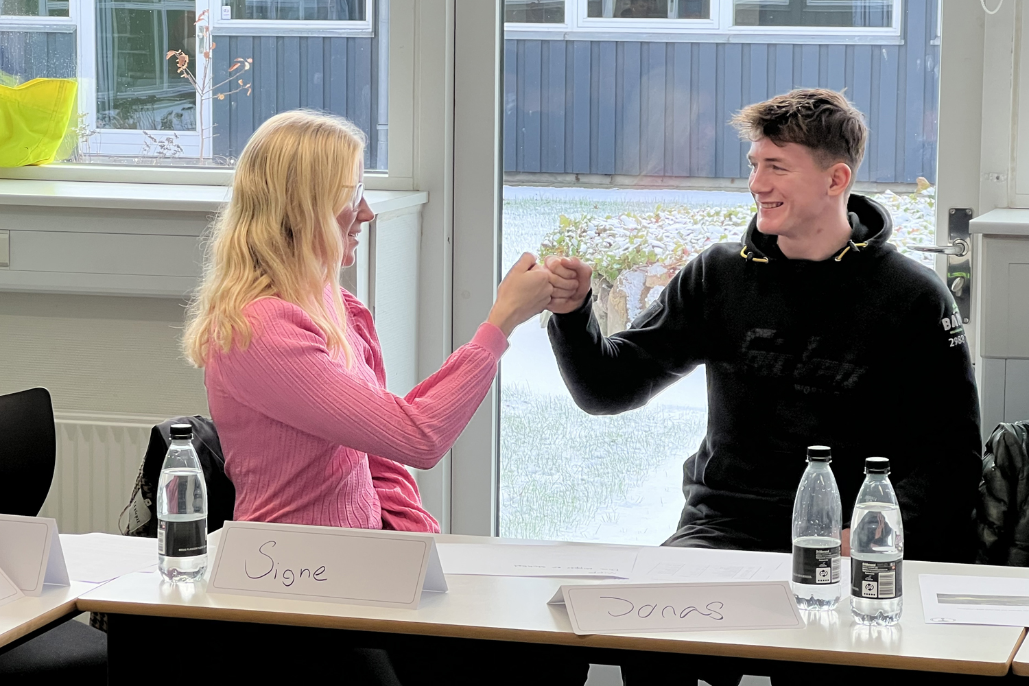 Signe Bæk og Jonas Olsen demonstrerer et nyt håndtegn i stormesterkonkurrencen.