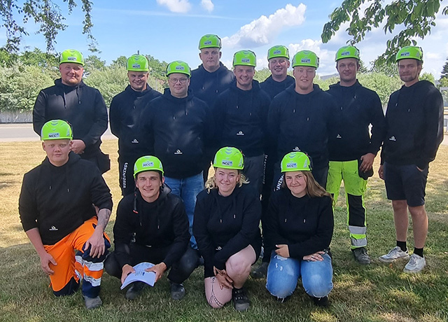 13 nye, glade maskinførere med hjelm på.   Foto: Ulfborg Kjærgaard og Hoverdal