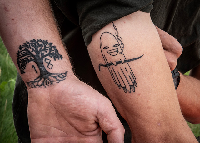 Steffens og Kenneths tatoveringer, henholdsvis på Steffens underarm og Kenneths overarm.  Foto: Tscherning